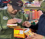 Decomisan 2.650 productos pirotécnicos ocultos en confitería del centro de Quito