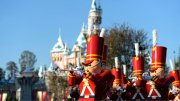 Revive el desfile de los parques Disney: conoce los canales de streaming que ya ofrecen el especial navideño de 2025