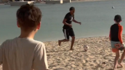 En medio de sus vacaciones, Lamine Yamal jugó un fútbol con unos niños en las playas de Dubái; mirá el video