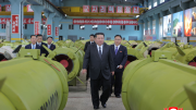 Líder norcoreano Kim Jong Un ordena aumentar la producción de misiles en 2026