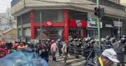 COB llega al centro paceño en una marcha para exigir la abrogación del Decreto Supremo 5503
