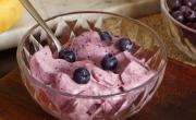 Como el helado, pero más saludable: receta de yogur helado de arándanos, fresca y deliciosa para hacer en verano