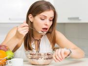 Qué significa comer siempre rápido, según un experto en psicología