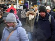 Alerta por una fuerte tormenta de nieve en Nueva York: hay más de mil vuelos cancelados y piden suspender los viajes por tierra