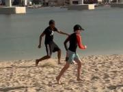 La Navidad futbolera de Lamine Yamal: el crack del Barcelona sorprendió a unos niños y jugó un picado en una playa de Dubái
