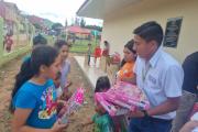Fiscal General entrega más de 700 regalos a niño de los Valles Cruceños
