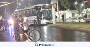 Fuerte choque de un colectivo contra un poste en Rawson: varios heridos