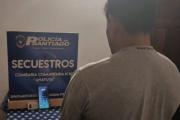 Policía detiene a dos hombres tras intentar vender un teléfono sustraído en la terminal de ómnibus