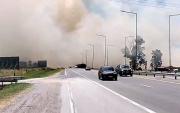 Calor sofocante, humo y fuego: otro incendio de campo paralizó la Ruta 2 en La Plata