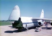 Recuerdos fotográficos: el avión Antonov, “un panzón grandote con alas” que aterrizó en Tucumán en 1994