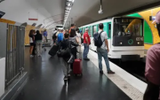¡PUDO SER UNA TRAGEDIA! Sujeto hiere con cuchillo a tres mujeres en el metro de París