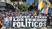 Bajo presión, Maduro libera un centenar de presos políticos