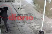 La Banda: en plena Navidad y de ojotas, robó dos portalámparas y quedó registrado en video