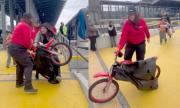 Guardia de Biotren quitó bicicleta a madre que la llevaba como regalo de Navidad