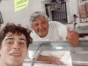 Las vacaciones de Franco Colapinto en Argentina: pasó por un supermercado en San Andrés de Giles, compró una leche chocolatada y se sacó una selfie con el carnicero