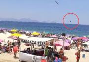 Avioneta publicitaria se estrelló en el mar de Copacabana y causó la muerte del piloto