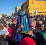 Gobernador Caldera acompaña a feligresía en la multitudinaria procesión de San Benito de Palermo en Cabimas