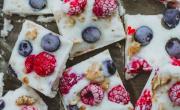 Merienda fresca para el verano: receta de barritas de yogur congeladas con frutos rojos, deliciosas y saludables