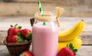 Smoothie de frutilla y banana: la receta que te saca el calor por las tardes