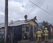 Vivienda resulta casi totalmente destruida por acción del fuego en Chacabuco
