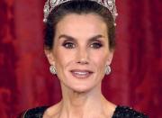 Es moderna a la vez que elegante y sabe cómo arriesgar sin excederse: Expertos analizan los looks de gala de la reina Letizia en 2025