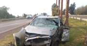 Impactante siniestro en Ruta 40: una agente fue hospitalizada tras chocar con una palmera