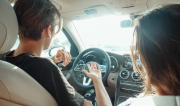 Las conversaciones al volante pueden influir negativamente en las habilidades de conducción, asegura estudio