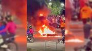 Se incendió una moto en plena Avenida Argentina tras la “despedida del año” de los motoqueros