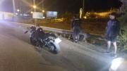 Un motociclista herido al ser encerrado por un auto