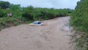 Temporal en Salta: vecinos evitaron que la crecida de un arroyo se lleve una camioneta en La Caldera