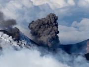 Nueva erupción del volcán Etna: el momento en que un esquiador escapa de un escenario impresionante