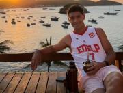 Sentido de pertenencia: Santi Núñez, con la de Estudiantes hasta en vacaciones en Brasil