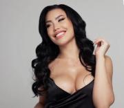 Seguidor se sobrepasa con Ana del Castillo durante concierto