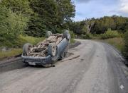 Conductor de 63 años sobrevive a volcamiento camino a Torres del Paine