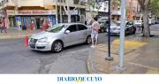 Un auto atropelló a un peatón en una esquina transitada del microcentro: tuvo que ser hospitalizado