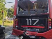 Un camión frigorífico chocó contra un colectivo en la colectora de Avenida General Paz y hay 18 heridos