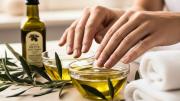 Remojar las uñas en aceite de oliva: por qué hacerlo y cuáles son los beneficios