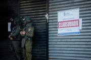 Carabineros clausura 790 locales de un galpón del barrio Franklin por infracciones a la ley