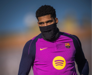 Araujo vuelve a entrenar con el Barça y enciende la previa del derbi ante el Espanyol