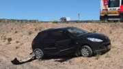 Vuelco en Ruta 7: el auto se cayó de la calzada y el SIEN intervino para auxiliar al conductor