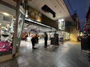 Se desprendió parte del techo de una galería en pleno centro y debieron acordonar la zona