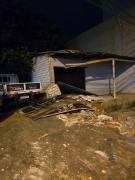 Camión sin frenos retrocede y choca contra una columna y una vivienda en CDE