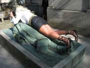 La tumba de Victor Noir, el hombre que atrae miles de mujeres