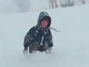 Conmovedor video: un nene camina entre la nieve para ir a clases en un pueblo vecino