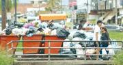 La basura se esparce por la ciudad; empresa lo atribuye al feriado, falta de pago y lluvia