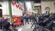 Noveno día de marcha de la COB en La Paz con dinamitas y gasificación cerca de la Vicepresidencia