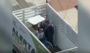 Decomisaron una carreta y terminaron comiendo el ceviche: el video causó el despido de trabajadores municipales