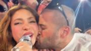 Viral: la reacción de Shakira a un beso inesperado de un fanático en plena gira mundial