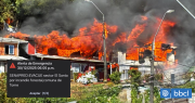 Senapred declara Alerta Roja para Tomé por incendio forestal: fuego inició en casas y se expandió