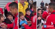Alexis Sánchez se luce como ’Viejito Pascuero’ del Sevilla: firmó autógrafos y regaló su ropa a niños